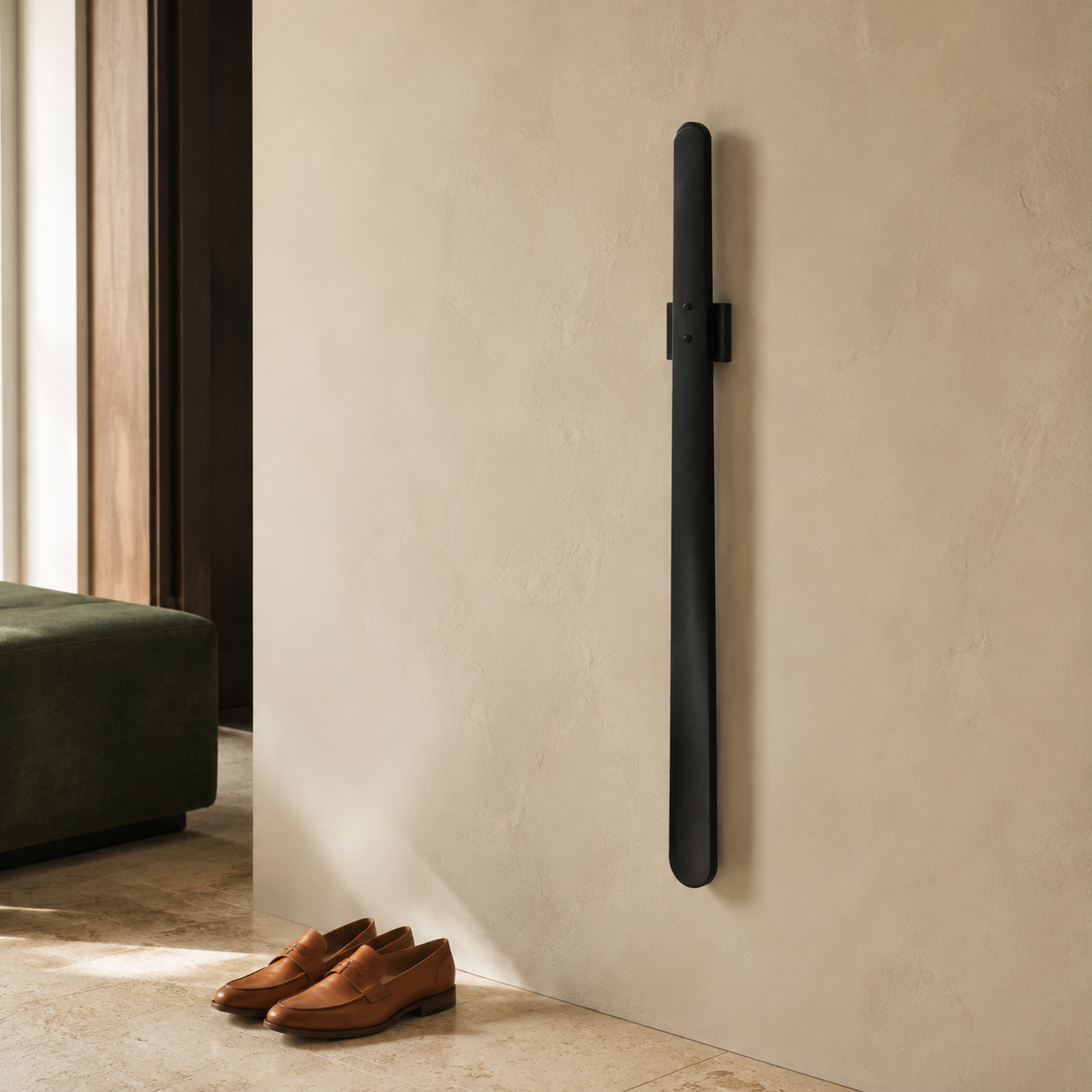 Norillo® – ClickHold – Långt skohorn i trä som klickar fast på väggen